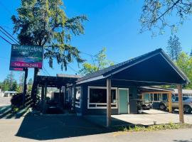 Riverfront Lodging，位于Shady Cove的酒店