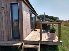 Cleeves Cabins Ailsa Luxury Lodge with hot tub，位于Dalry的酒店