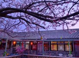 Beijing Badaling Great Wall Caos Courtyard guesthousel 1Private english tour guide 2Pick up&Drof off &landmark visiting serivice3Very near to Badaling Great Wall4Offer free beijing travel guide5Traditonal Chinese courtyard