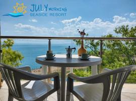 七月清晨海边度假酒店，位于卡瓦尔纳的酒店