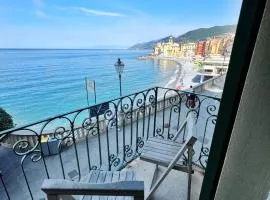 UN TERRAZZINO SUL LUNGOMARE