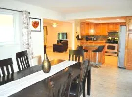Lovely 3-bd, walk to bars, 9 min drive from beach! Heated pool.