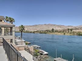 Riverfront Bullhead City Home with Private Dock，位于布尔海德市的酒店