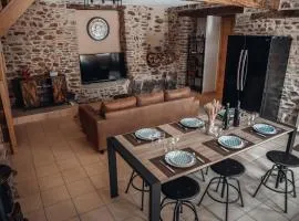 maison quartier médiéval au pied du château FOUGERES