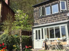 Calderside Cottage (2 BDR Central Hebden Bridge)，位于海伯敦桥的酒店