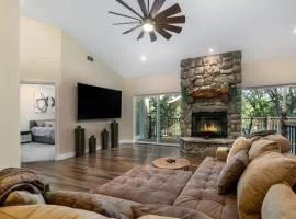 New Luxury 5BR Cabin in Pine Mountain Lake! 1 Minute to Beach! Massage Chair! Close to Yosemite! Perfect for Retreats and Escapes All Seasons!