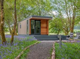 Ewe pod, luxury glamping pod with hot tub, Croft4glamping，位于奥本机场 - OBN附近的酒店