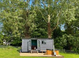 Old King William Shepherd Huts and Private Hot Tubs in North Norfolk，位于Hunworth的带按摩浴缸的酒店