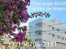 Lindo apartamento com Wi-Fi a 370m da Praia do Morro, próximo ao Marlim Azul e à Av Paris