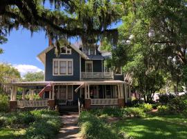 Hoyt House Luxury Bed & Breakfast，位于费南迪纳比奇的度假短租房