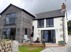 Luxurious property set in the heart of Cornwall with breathtaking views -Rhubarb Cottage，位于赫尔斯顿的住宿加早餐旅馆