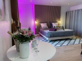 Nice Renting - Love Room Massena - Luxe Room - Jacuzzi - Terrace - King Bed - AC，位于尼斯的带按摩浴缸的酒店