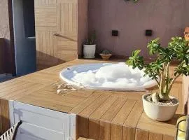 Relaxe na banheira de hidromassagem com vista mar