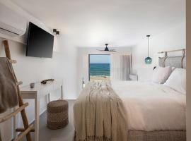 Calla Luxury Seafront Suites，位于罗希姆诺的海滩短租房