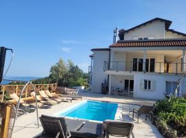 Ferienwohnung mit Pool Kroatien mit Meerblick und Pool，位于洛夫兰的度假村