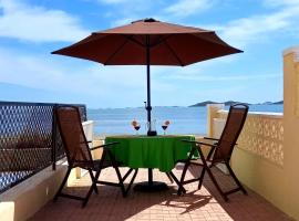 Beachfront House sea views near historic Cartagena，位于卡塔赫纳的酒店