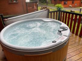 L02 - The Penrhyn Spa with Hot Tub，位于贝塞斯达的度假屋