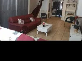 Belle maison avec petit jardin et cour à 10mn du très beau lac de sidiailles.