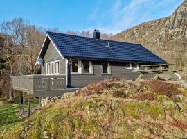 Gorgeous Home In Lyngdal With House Sea View，位于灵达尔的酒店