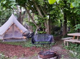 Glamping Zonnebloem - Back-to-Nature，位于Herzele的豪华帐篷营地