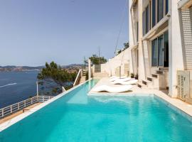 VIP seafront villa，位于埃尔托罗的度假短租房