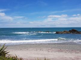 Rustic Beachfront Cottage Charleston，位于Charleston的乡间豪华旅馆