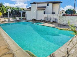A Super Private LA home with Amazing Design and Pool & Spa，位于圣费尔南多的带泳池的酒店