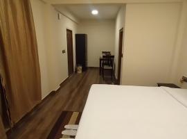 Joyous Rooms，位于乞拉朋齐的汽车旅馆