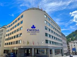 水晶酒店，位于圣莫里茨萨拉斯特雷因斯-圣穆雷赞山缆车附近的酒店