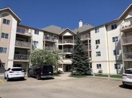 Chris Cozy Condo Commonwealth Edmonton，位于埃德蒙顿克拉克体育场附近的酒店