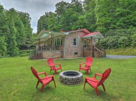 Secluded Marshall Cabin Near Appalachian Trail，位于Marshall的酒店