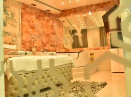 Design Apartment PREMIUM SPA LUX 4 STAR "DUBAI" Completely PRIVATE Wellness & Spa FREE INCLUDED Sauna & Jacuzzi & Salt Wall & Fire place & 3D Ceilings & Business WiFi & NETFLIX & Keyless code entry & FULL SMART APP & SECURE 2 Parking place，位于丘普里亚的酒店