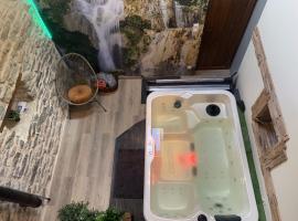 Petite Maison chaleureuse avec jacuzzi privatif，位于Savigny-sous-Mâlain的酒店