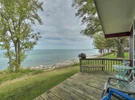 Lakefront Cottage Near Wineries and State Parks!，位于米尔斯的酒店