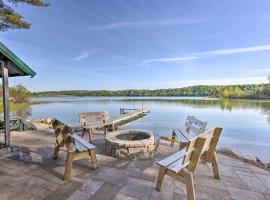 Sleeping Bear Lake Cabin Hot Tub, Dock and Sauna!，位于Honor的酒店