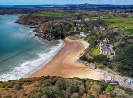 Caswell Beach Chalet 70 located in Gower Peninsula，位于斯旺西的木屋