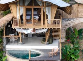 Kalma Bamboo Eco Lodge，位于龙目岛库塔的木屋
