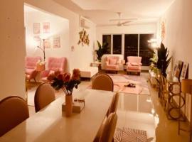 Sentrovue B Pink House，位于Bandar Puncak Alam清水岩庙附近的酒店