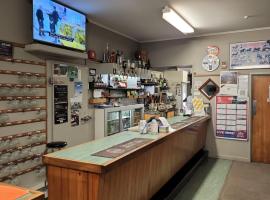 White Horse Inn Motel, Bar & Restaurant，位于Longburn的酒店