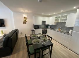 Modern 2 bedroom apartment, with car parking.，位于Bitton的公寓