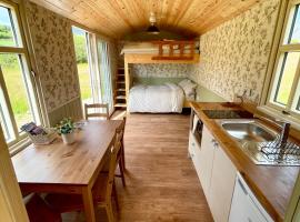 Stepping Stones Glamping ‘the olive’，位于班特里的乡村别墅