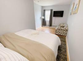 Private Apt King Suite, L.I, NY-Hamptons to NYC，位于Coram的酒店