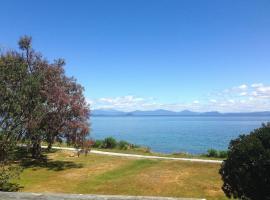 Relax Lakeside - Five Mile Bay Holiday Home，位于Waitahanui的酒店