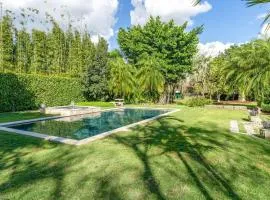 The Garden House Hot Tub Pool and Lush Garden Oasis