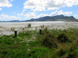 Manaia View Bach - One Tree Point Bach，位于One Tree Point的酒店