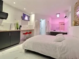 Love Room avec Jacuzzi Privatif Évasion Romantique à Castelsarrasin
