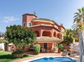 Beautiful modern 4 bedroom villa with heated pool and cinema in Las Lagunas de Mijas，位于圣费德洛斯博利什的度假屋