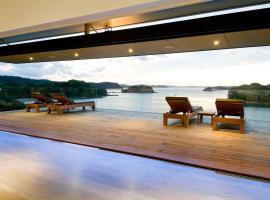 Oke Beach House - Rawhiti Luxury，位于Rawhiti的酒店