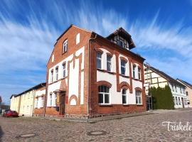 Triskele Haus - Ökologisches Seminar- und Gästehaus in Strelitz，位于施特雷利茨的酒店