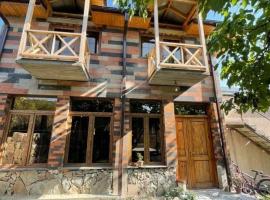 Berkri Gastro Yard and Guest House，位于Yenokavan的酒店